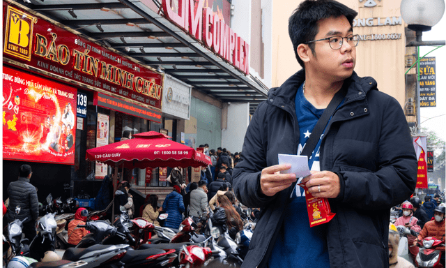 Cảnh lạ trên phố Cầu Giấy những ngày này: Người dân xếp hàng từ sáng sớm, cửa hàng giới hạn số lượng đón tiếp