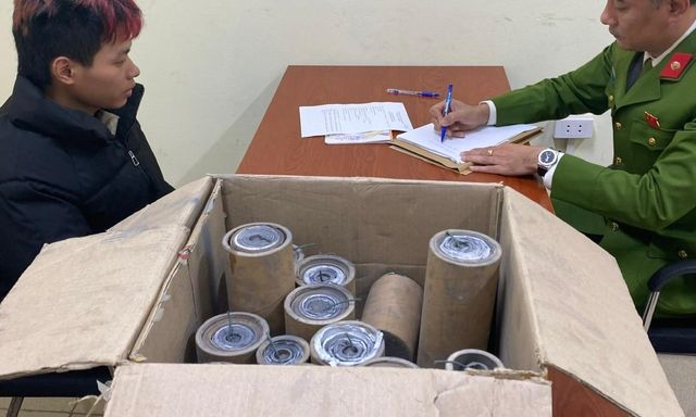 Phát hiện thanh niên SN 2008 ôm hộp carton khả nghi ngồi đầu ngõ, công an lập tức kiểm tra hé lộ nhiều khối hình trụ bí ẩn