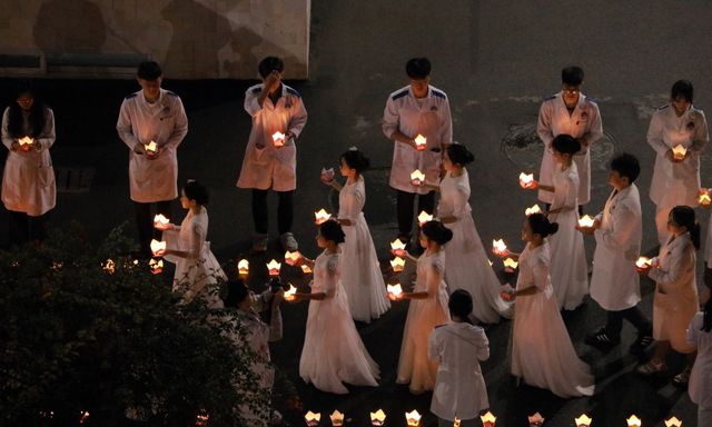 Lễ hội nhìn qua khiến nhiều người “nổi da gà” tại một trường ĐH: Câu chuyện đằng sau lại quá ý nghĩa!