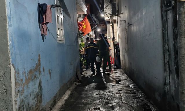 Tiếng chuông báo cháy dồn dập giữa đêm và những giây phút tuyệt vọng phá cửa cứu 3 mẹ con trong vụ cháy ở TP.HCM
