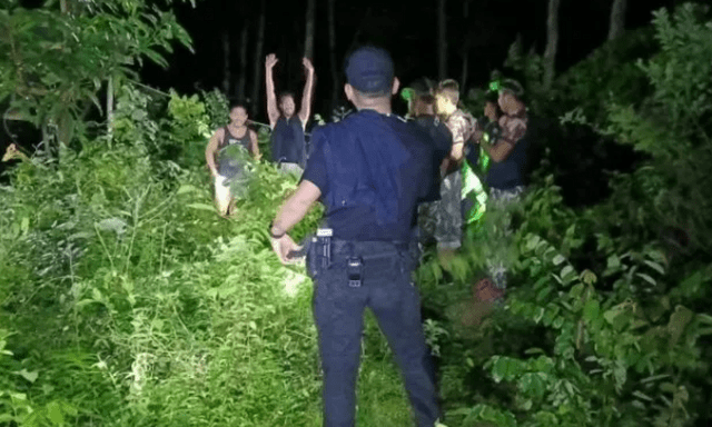 2 du khách được lực lượng cứu hộ giải cứu sau khi đi lạc trong rừng giữa trời mưa lớn