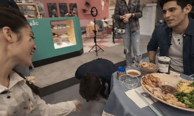 Hai anh Tây muốn thử món bún đậu mắm tôm 