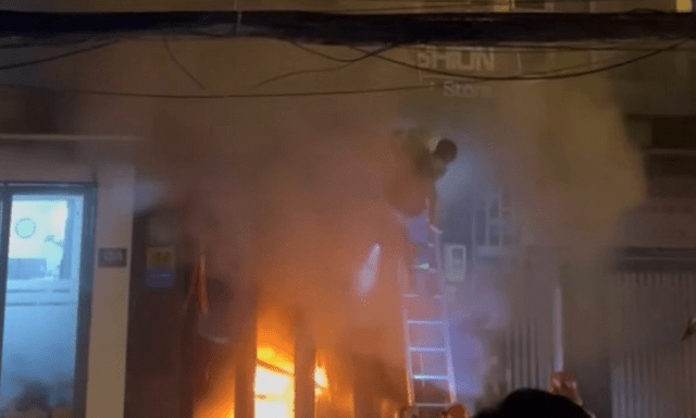 Vợ chồng và 2 bé gái mắc kẹt trong vụ cháy nhà giữa đêm ở TP.HCM