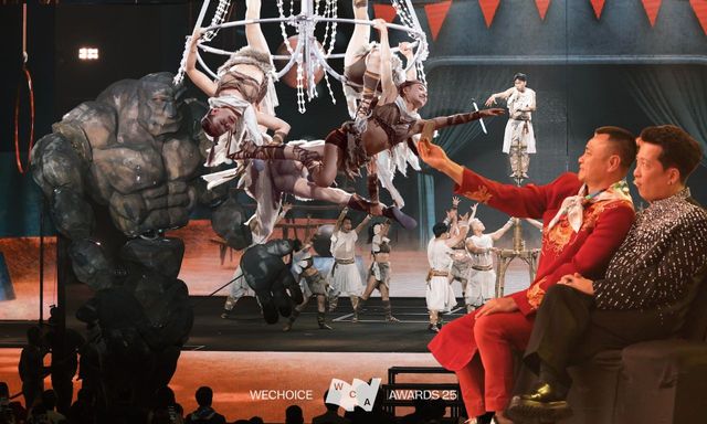 NSND Tự Long quên hình tượng, tân binh hot nhất Vbiz 