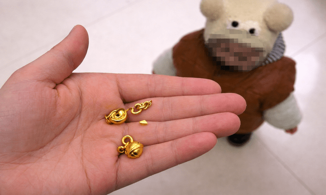 Nửa đêm nghe tiếng động lạ, mẹ hốt hoảng phát hiện con trai 1 tuổi đang nhai vàng 