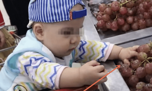 Dắt cháu đi siêu thị, cháu bóp nát cả rổ nho, phản ứng của ông ngoại khiến nhân viên tức đến bật khóc
