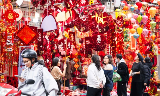 Phố Hàng Mã đỏ rực những ngày giáp Tết: Không còn cảnh chen nhau chụp ảnh, dân tình lặng lẽ sắm sửa đón xuân