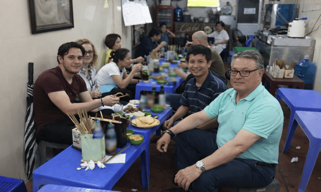 Chỉ nói thiếu một chữ tiếng Việt, anh Tây khiến cả bàn tiệc cười ra nước mắt