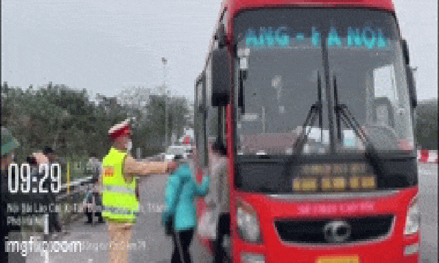 Cảnh tượng khó tin trên cao tốc: CSGT bất ngờ yêu cầu hành khách rời khỏi chiếc xe 45 chỗ, con số kiểm đếm thực tế khiến ai cũng giật mình