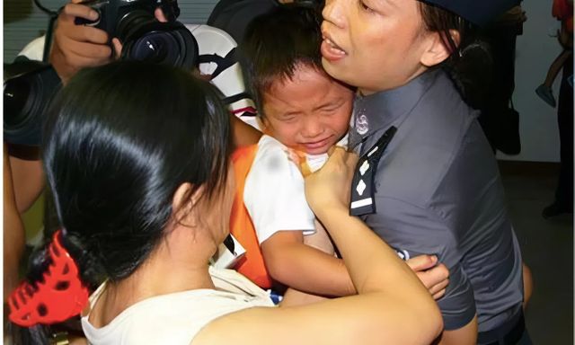 Cậu bé ăn xin ở chân cầu vượt nhận một người phụ nữ là mẹ nhưng đối phương chối đây đẩy, cảnh sát quả quyết: 