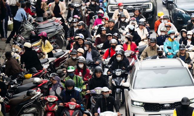 Biển người “chôn chân” trên phố thời trang Phạm Ngọc Thạch ngày làm việc cuối cùng trước Tết