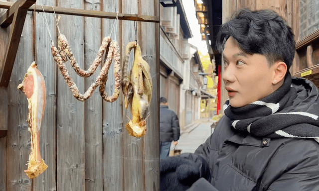 Khách Việt há hốc khi thấy quán ăn ở Trung Quốc treo hết thịt ra đường, không ngờ là cách làm cực thông minh