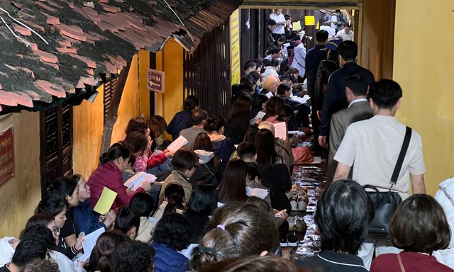 Nghìn người đổ về lễ cầu an tại ngôi chùa nổi tiếng ở Hà Nội, hàng dài phật tử đứng kín cả con ngõ 