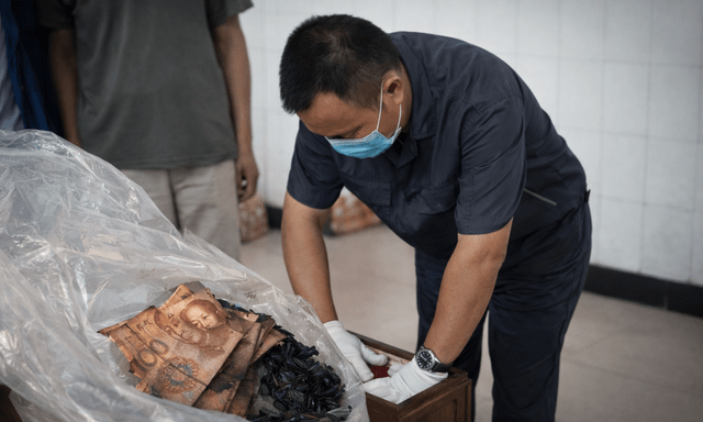 Con trai bất hiếu, người cha mang hơn 800 triệu đi hỏa táng trước khi chết