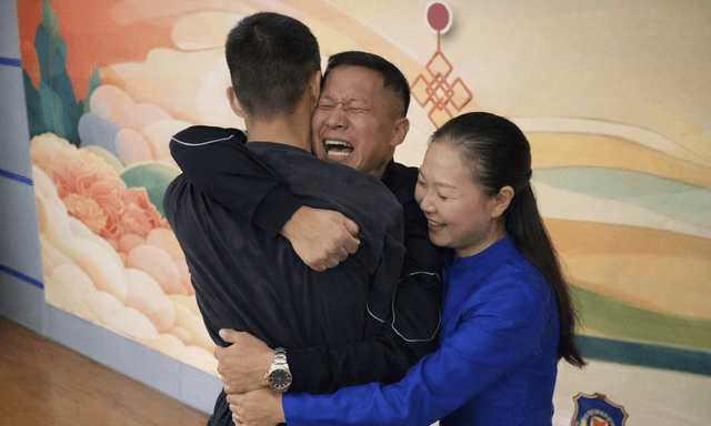 Tìm thấy con trai bị bắt cóc sau 24 năm, người cha để con về với bố mẹ nuôi và từ đó họ không còn liên lạc nữa