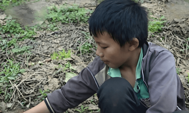 Cậu bé 7 tuổi bị mẹ bỏ rơi, phải ăn rau dại sống qua ngày, năm 14 tuổi tiêu hết 5,72 tỷ trong chỉ nửa ngày