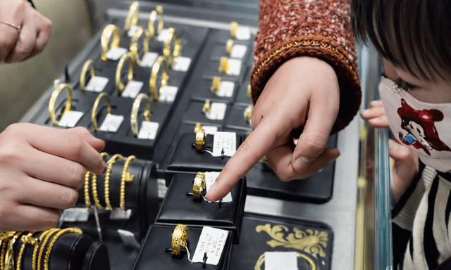 Bé gái 11 tuổi trộm vàng của nhà đi bán được 60 triệu, gia đình yêu cầu hoàn trả thì cửa hàng cho biết: 