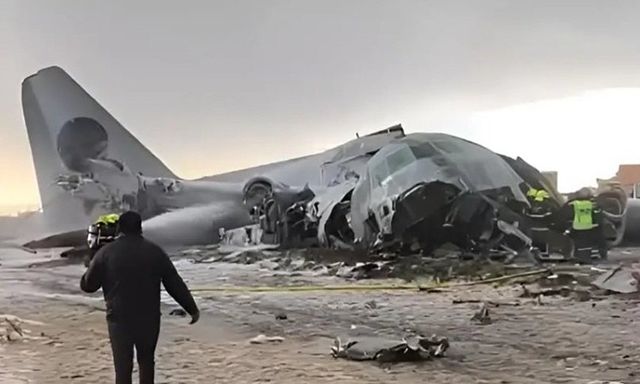 Rơi máy bay chở tiền khiến ít nhất 35 người thương vong