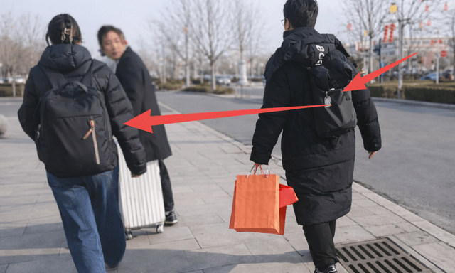 Cô gái đeo balo đen về ra mắt nhà bạn trai, dân mạng soi logo rồi phán: 