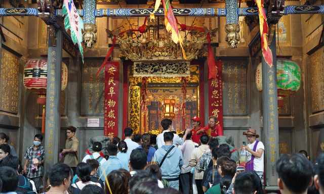 Người dân chen kín ngôi chùa thiêng tại TP.HCM đêm Rằm tháng Giêng, tất cả vì một tục 