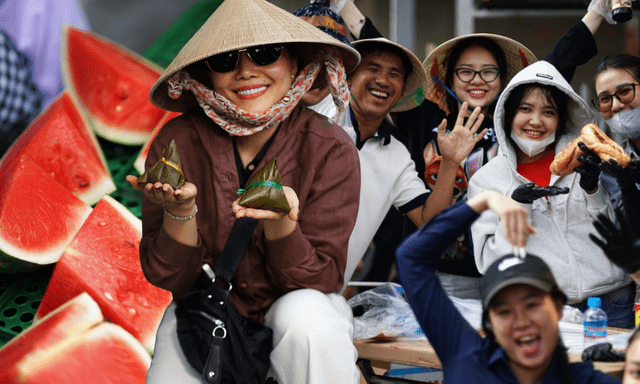 Nhiều du khách bất ngờ tại lễ hội mà 