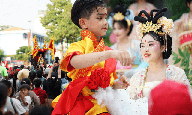 Người dân đứng chật kín đường phố chờ 