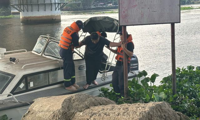 Nhảy cầu Phú Long, nam thanh niên SN 2005 may mắn sống sót nhờ bám víu vào đám lục bình