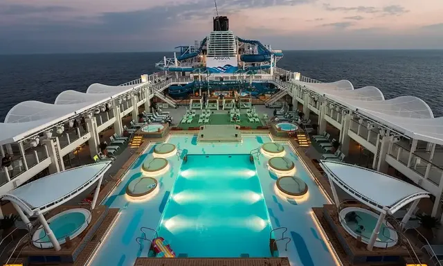 Ác mộng của nhà giàu: Hàng ngàn hành khách đang mắc kẹt trên các du thuyền tại Trung Đông, không thể đi tiếp cũng không thể về nhà