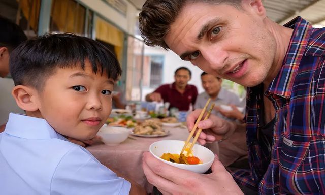 Tự tin khen con bạn bằng tiếng Việt nhưng nhầm 1 chữ, anh Tây khiến cả phòng khách nhà bạn im phăng phắc