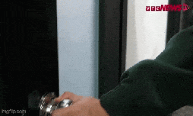 Khoảnh khắc Công an ập vào “tóm gọn” team Xôi Lạc TV, nhiều nhân viên đang ngồi trước dàn máy tính không kịp phản ứng