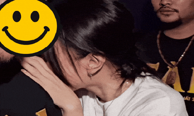 Bắt gặp Mỹ Tâm dựa đầu vào vai một người đàn ông khóc như mưa, nhưng đó không phải là Mai Tài Phến