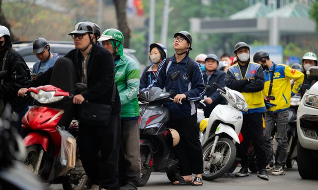 Lo giá xăng tăng mạnh vào chiều 5/3, người dân và nhiều shipper Hà Nội xếp hàng chờ đổ đầy xăng từ sớm