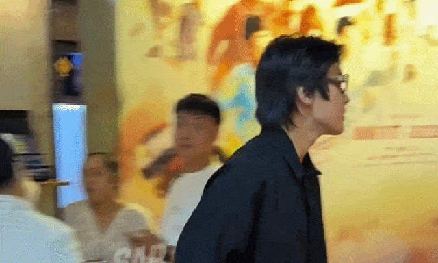 Ai đứng cạnh mỹ nam Vbiz này cũng thành tàng hình hết: Visual rửa mắt cực mạnh, ngắm đến đơ cả người