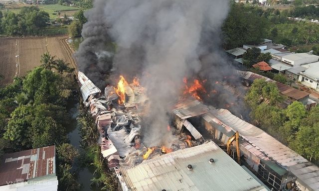 Kho nệm mút 1.000m2 bốc cháy ngùn ngụt, người dân sát vách hốt hoảng di tản đồ đạc