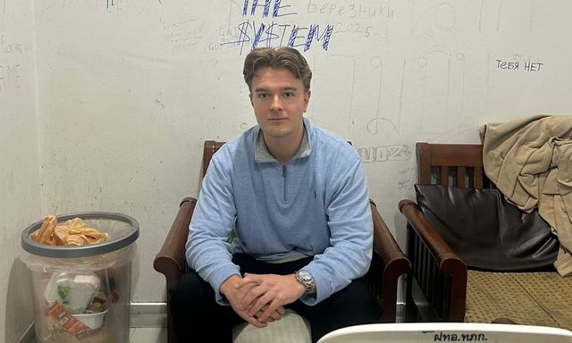 Nam du khách bị giữ tại sân bay Phuket vì hộ chiếu rách một trang