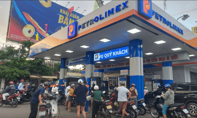 Petrolimex sẵn sàng hy sinh lợi nhuận để nhập thêm xăng dầu cung cấp cho thị trường