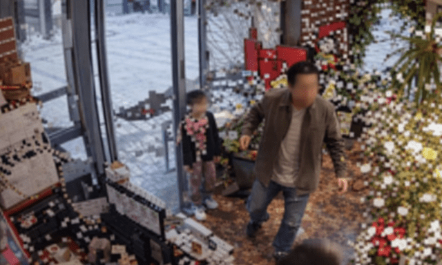 Bé gái bỏ 190k mua hoa tặng mẹ, người cha đùng đùng làm loạn tiệm hoa rồi bị cảnh sát bắt đi 