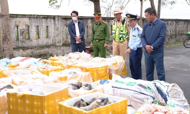 Dừng xe tải chạy đêm trên cao tốc, lộ ra hơn 2,6 tấn nội tạng, mỡ, xương ống động vật... không nguồn gốc