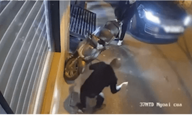 Vụ tài xế Range Rover chọc thủng lốp SH: Thanh niên bên cạnh khuyên một câu, người đàn ông vẫn ra tay