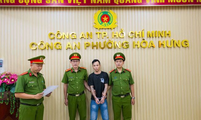 Tạm giữ khẩn cấp người đàn ông cầm ghế đánh tới tấp shipper chờ lấy đơn hàng trước quán ốc ở TP.HCM