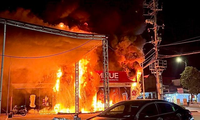 NÓNG: Cháy lớn tại quán Mixue ở Quảng Ninh, lửa bùng dữ dội thiêu rụi cửa hàng khiến nhiều người hốt hoảng