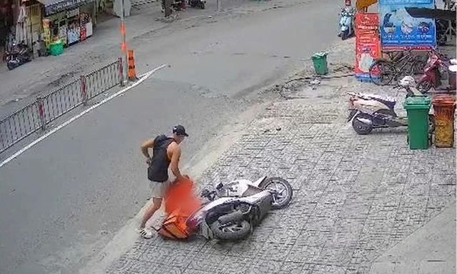 Nữ shipper bị nam thanh niên lao vào hành hung giữa đường ở TP.HCM, clip lan truyền gây bức xúc