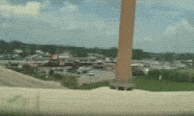 Xe tự lái chở 2 mẹ con suýt lao khỏi cầu vượt, camera hành trình ghi lại thời khắc kinh hoàng