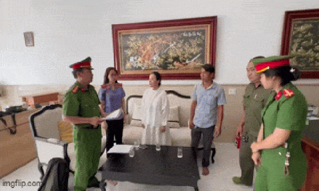 Thái độ của doanh nhân Nguyễn Ngọc Tiền khi nghe Công an TP.HCM đọc lệnh bắt gây chú ý