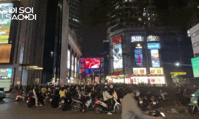 Chuyện gì xảy ra khiến Vincom Bà Triệu chen chúc người tối 20/3? 