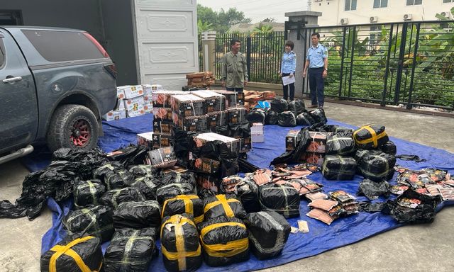 Kiểm tra 2 xe tải chở 2.340kg lạp xưởng, bánh bao, thanh cua, chả mực.... công an phát hiện chi tiết khiến nhiều người “ớn lạnh”