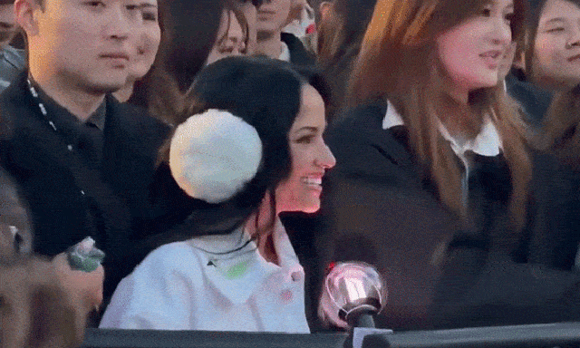 Nữ ca sĩ vượt nửa vòng trái đất, sáng trưng giữa 260.000 người dự concert của BTS 