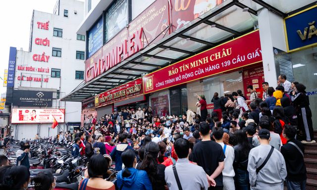 Giá vàng giảm mạnh, người Hà Nội chen chúc từ rạng sáng “bắt đáy”: 