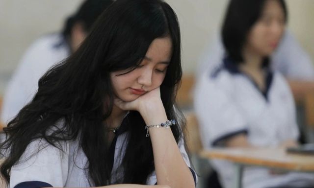 Sĩ tử 2k11 ở Hà Nội lo lắng vì điểm thi thử thấp trước kỳ thi lớp 10 căng thẳng hơn thi đại học: 