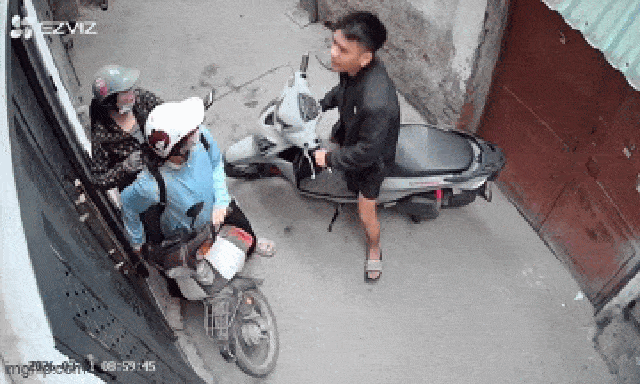 Nam thanh niên tạt đầu xe, tát tới tấp cô gái trẻ trong ngõ Hà Nội: Hé lộ mối quan hệ giữa hai bên khiến nhiều người ngỡ ngàng